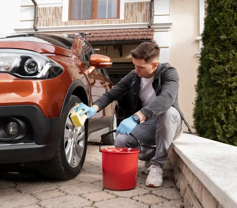 Lavage auto à domicile Saint-Yan : professionnel intervenant sur un véhicule
